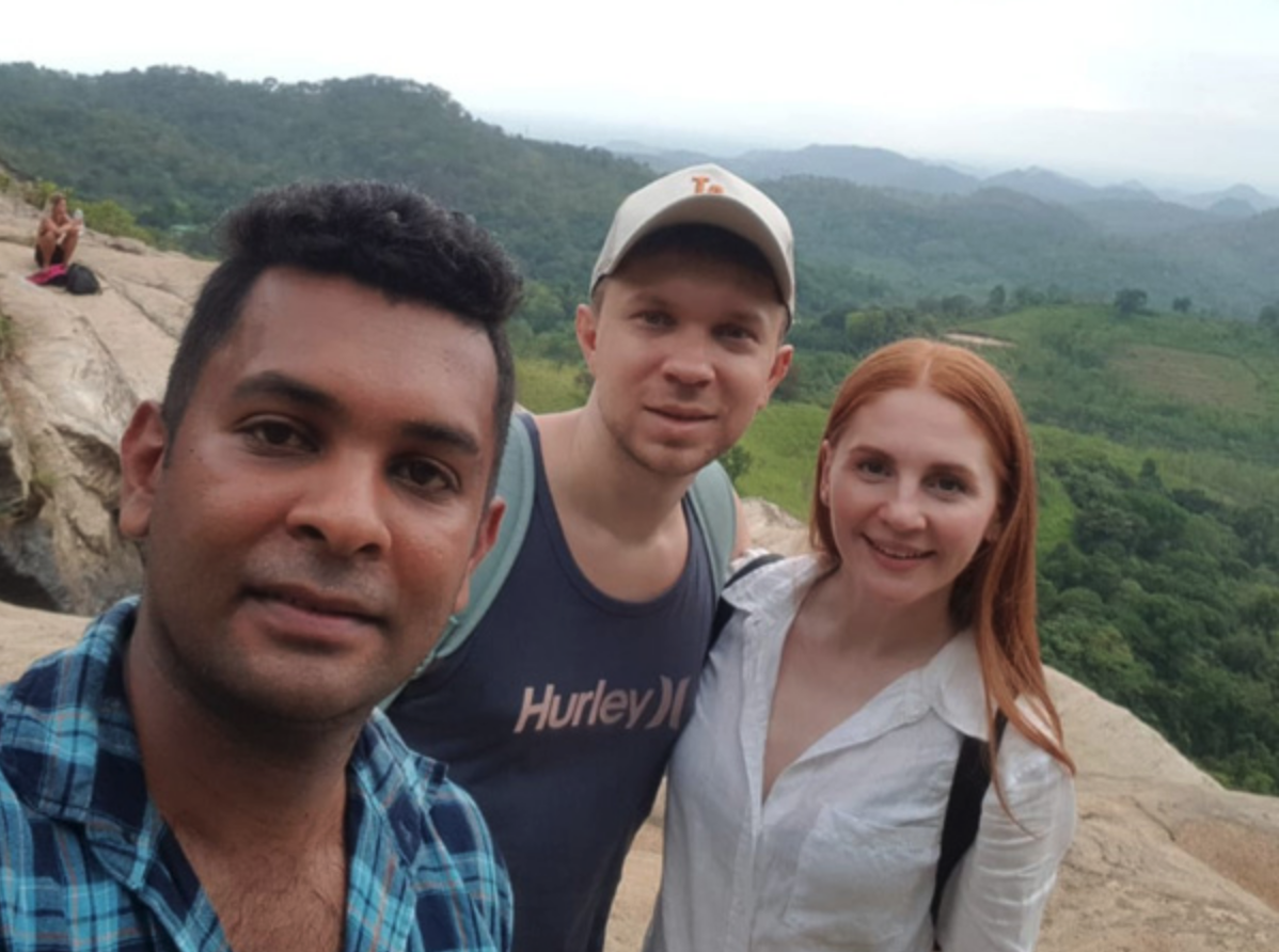Couple and private driver during a Sri Lanka hill-country charter journey